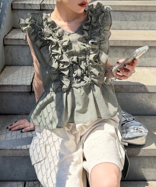 w closet(ダブルクローゼット)の「フリフリノースリブラウス(シャツ/ブラウス・レディース・カーキ/ブラック/レッド/グリーン/ブラック系その他/オフホワイト・FREE)」の5枚目の写真