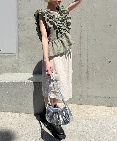 w closet(ダブルクローゼット)の「フリフリノースリブラウス(シャツ/ブラウス・レディース・カーキ/ブラック/レッド/グリーン/ブラック系その他/オフホワイト・FREE)」の7枚目の写真