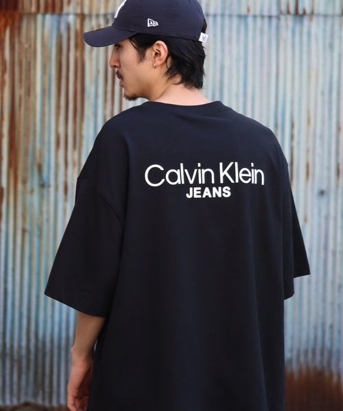 Calvin Klein Jeans（カルヴァンクラインジーンズ）の「【Calvin Klein JEANS/カルバンクライン ジーンズ】LOGO BACK PRINT T-SHIRT/ロゴ バックプリント 半袖Tシャツ（Tシャツ/カットソー・メンズ・ホワイト/ブラック・L/XL/M）」の2枚目の写真