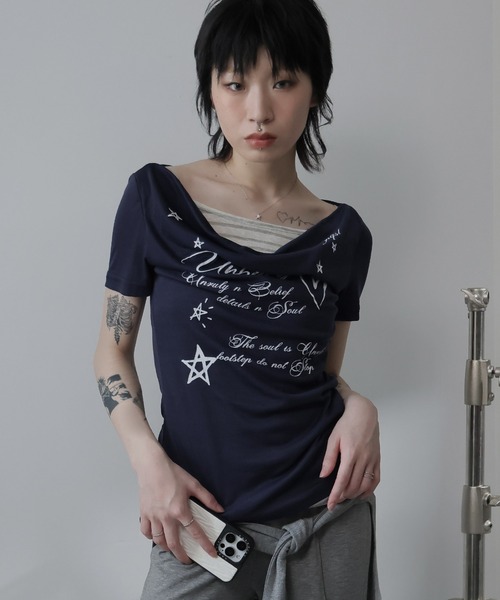Ulysses(ユリシス)の「フェイクレイヤードドレープネックロゴTシャツ(Tシャツ/カットソー・レディース・ネイビー/グレー・M/S)」の1枚目の写真
