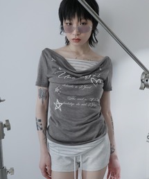 フェイクレイヤードドレープネックロゴTシャツ