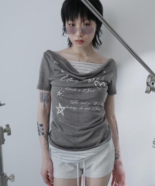 Ulysses(ユリシス)の「フェイクレイヤードドレープネックロゴTシャツ(Tシャツ/カットソー・レディース・ネイビー/グレー・M/S)」の2枚目の写真