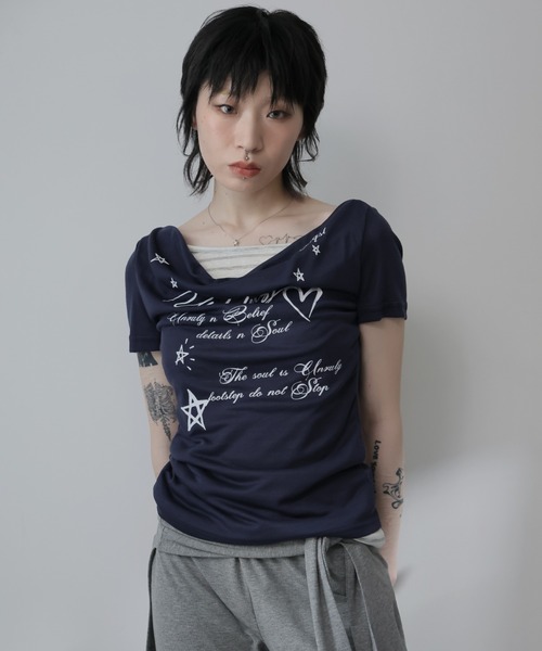 Ulysses(ユリシス)の「フェイクレイヤードドレープネックロゴTシャツ(Tシャツ/カットソー・レディース・ネイビー/グレー・M/S)」の10枚目の写真