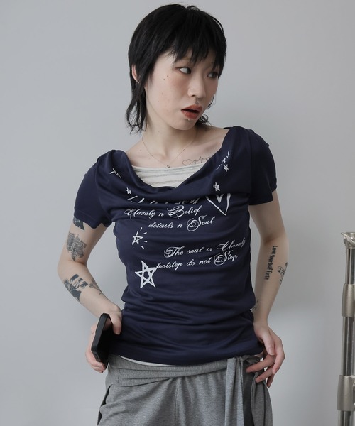 Ulysses(ユリシス)の「フェイクレイヤードドレープネックロゴTシャツ(Tシャツ/カットソー・レディース・ネイビー/グレー・M/S)」の11枚目の写真
