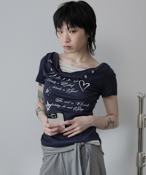 Ulysses(ユリシス)の「フェイクレイヤードドレープネックロゴTシャツ(Tシャツ/カットソー・レディース・ネイビー/グレー・M/S)」の12枚目の写真