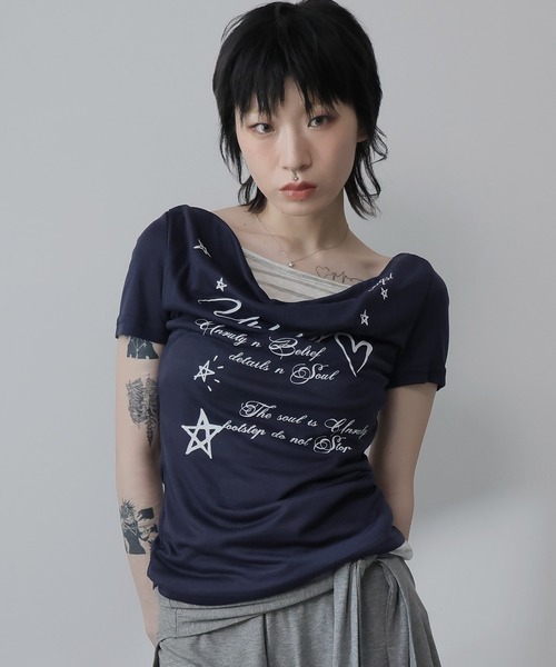 Ulysses(ユリシス)の「フェイクレイヤードドレープネックロゴTシャツ(Tシャツ/カットソー・レディース・ネイビー/グレー・M/S)」の13枚目の写真