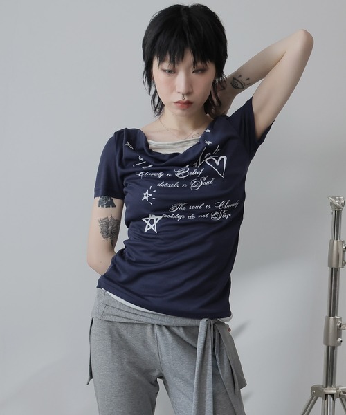 Ulysses(ユリシス)の「フェイクレイヤードドレープネックロゴTシャツ(Tシャツ/カットソー・レディース・ネイビー/グレー・M/S)」の14枚目の写真