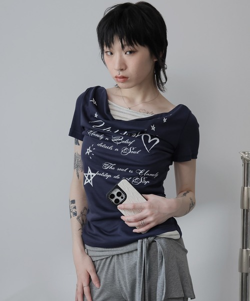 Ulysses(ユリシス)の「フェイクレイヤードドレープネックロゴTシャツ(Tシャツ/カットソー・レディース・ネイビー/グレー・M/S)」の15枚目の写真