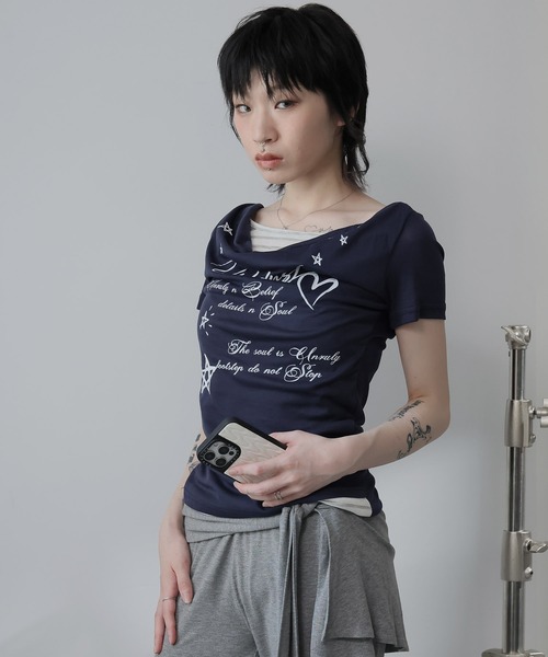 Ulysses(ユリシス)の「フェイクレイヤードドレープネックロゴTシャツ(Tシャツ/カットソー・レディース・ネイビー/グレー・M/S)」の16枚目の写真
