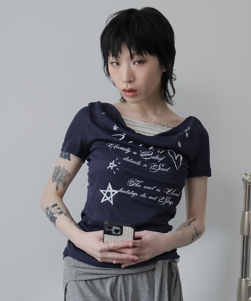 Ulysses(ユリシス)の「フェイクレイヤードドレープネックロゴTシャツ(Tシャツ/カットソー・レディース・ネイビー/グレー・M/S)」の17枚目の写真