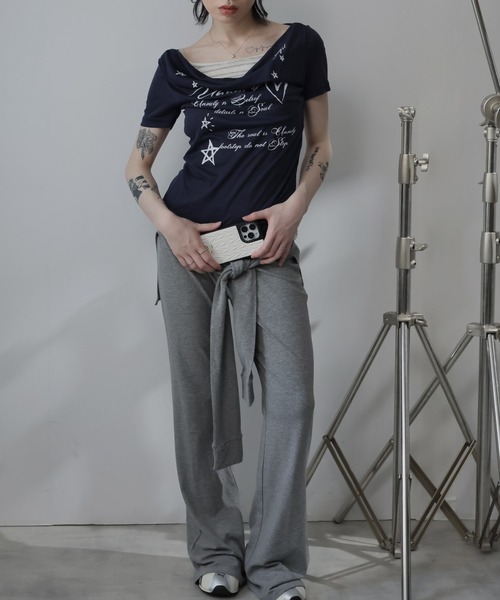 Ulysses(ユリシス)の「フェイクレイヤードドレープネックロゴTシャツ(Tシャツ/カットソー・レディース・ネイビー/グレー・M/S)」の8枚目の写真