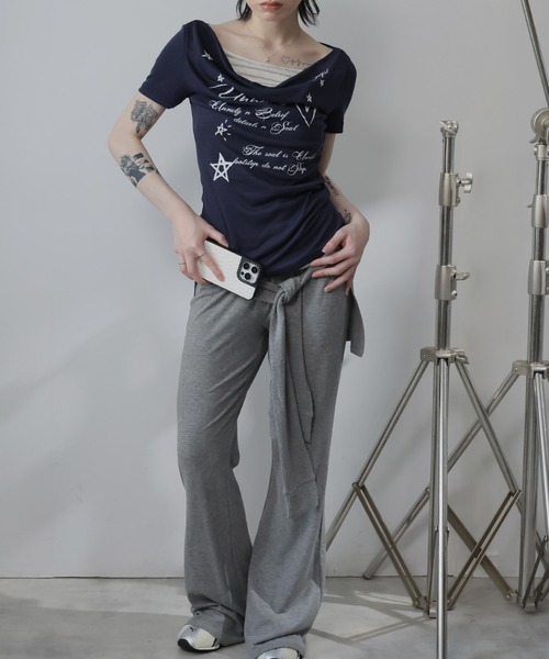 Ulysses(ユリシス)の「フェイクレイヤードドレープネックロゴTシャツ(Tシャツ/カットソー・レディース・ネイビー/グレー・M/S)」の9枚目の写真