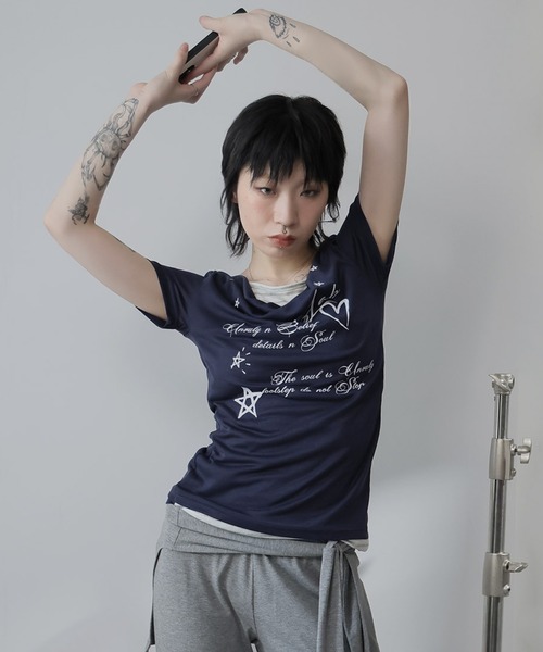Ulysses(ユリシス)の「フェイクレイヤードドレープネックロゴTシャツ(Tシャツ/カットソー・レディース・ネイビー/グレー・M/S)」の18枚目の写真
