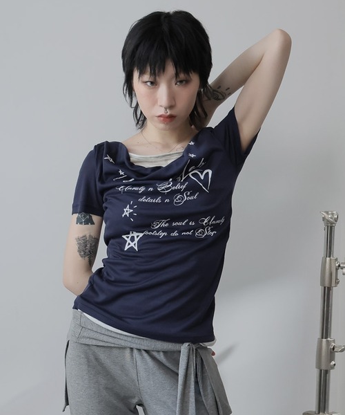 Ulysses(ユリシス)の「フェイクレイヤードドレープネックロゴTシャツ(Tシャツ/カットソー・レディース・ネイビー/グレー・M/S)」の19枚目の写真