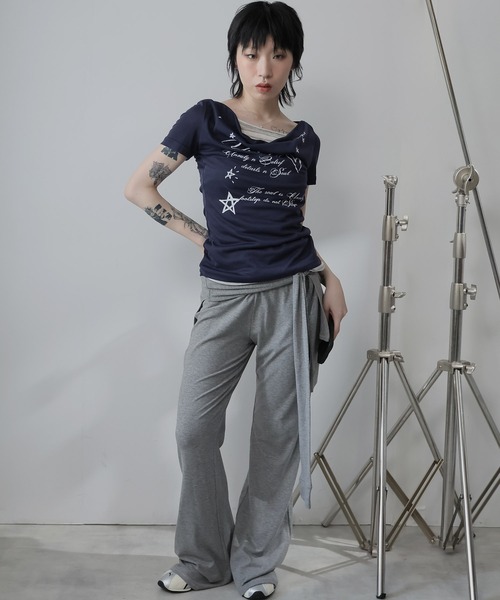 Ulysses(ユリシス)の「フェイクレイヤードドレープネックロゴTシャツ(Tシャツ/カットソー・レディース・ネイビー/グレー・M/S)」の6枚目の写真