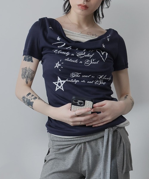 Ulysses(ユリシス)の「フェイクレイヤードドレープネックロゴTシャツ(Tシャツ/カットソー・レディース・ネイビー/グレー・M/S)」の3枚目の写真