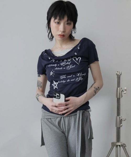 Ulysses(ユリシス)の「フェイクレイヤードドレープネックロゴTシャツ(Tシャツ/カットソー・レディース・ネイビー/グレー・M/S)」の20枚目の写真