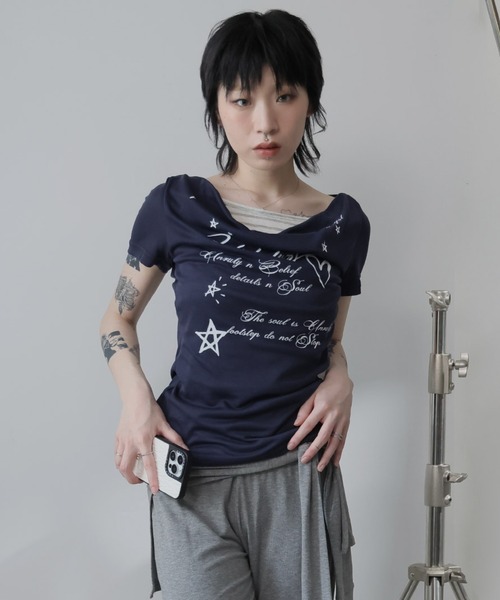 Ulysses(ユリシス)の「フェイクレイヤードドレープネックロゴTシャツ(Tシャツ/カットソー・レディース・ネイビー/グレー・M/S)」の21枚目の写真