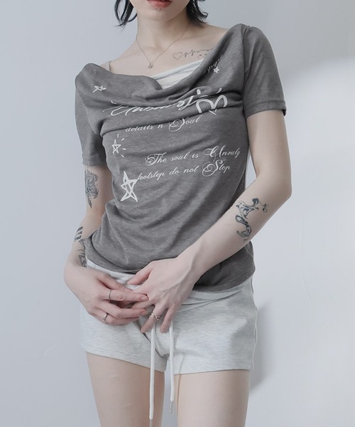 Ulysses(ユリシス)の「フェイクレイヤードドレープネックロゴTシャツ(Tシャツ/カットソー・レディース・ネイビー/グレー・M/S)」の4枚目の写真