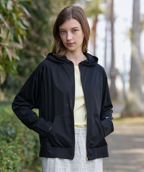 DRESSTERIOR（ドレステリア）の「【接触冷感/日除け対策】UVカット サマーライトパーカー（パーカー・レディース・ブラック/グレー・38/36/34）」の5枚目の写真