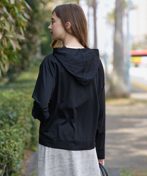 DRESSTERIOR（ドレステリア）の「【接触冷感/日除け対策】UVカット サマーライトパーカー（パーカー・レディース・ブラック/グレー・38/36/34）」の17枚目の写真