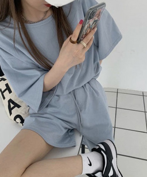 mielu(ミエル)の「リラックスルーズカットソーセットアップ(Tシャツ/カットソー・レディース・チャコール/ブルー/アイボリー/ブラック/ライトグレー・MEDIUM/LARGE)」の21枚目の写真