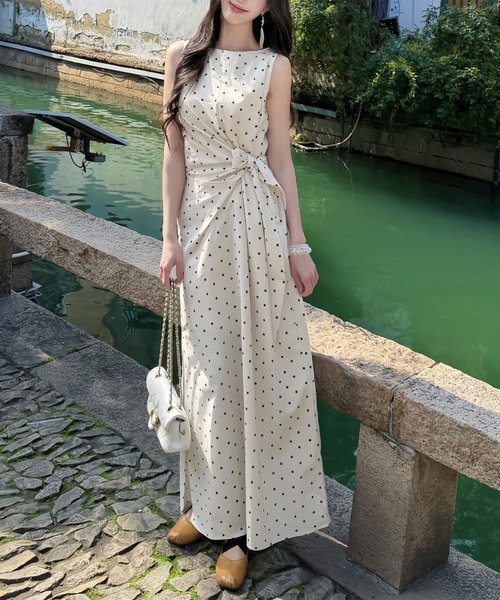 AMAJI(アマジ)の「ドット柄 ノースリーブ ロングワンピース ウエストリボン付き クルーネック フレアシルエット(ワンピース・レディース・ベージュ・X-LARGE/LARGE/MEDIUM/SMALL)」の4枚目の写真