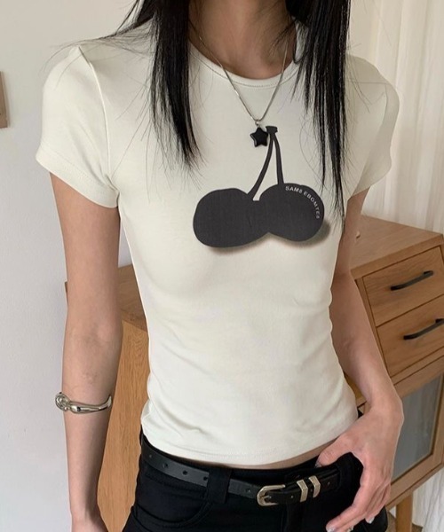 lilful(リルフル)の「【26年春夏新作】チェリーグラフィックコンパクト半袖Tシャツ(Tシャツ/カットソー・レディース・グレー/ホワイト・M/S)」の1枚目の写真