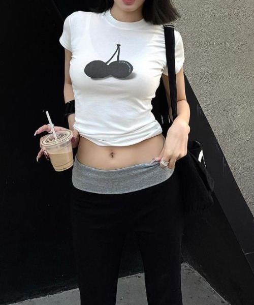 lilful(リルフル)の「【26年春夏新作】チェリーグラフィックコンパクト半袖Tシャツ(Tシャツ/カットソー・レディース・グレー/ホワイト・M/S)」の6枚目の写真