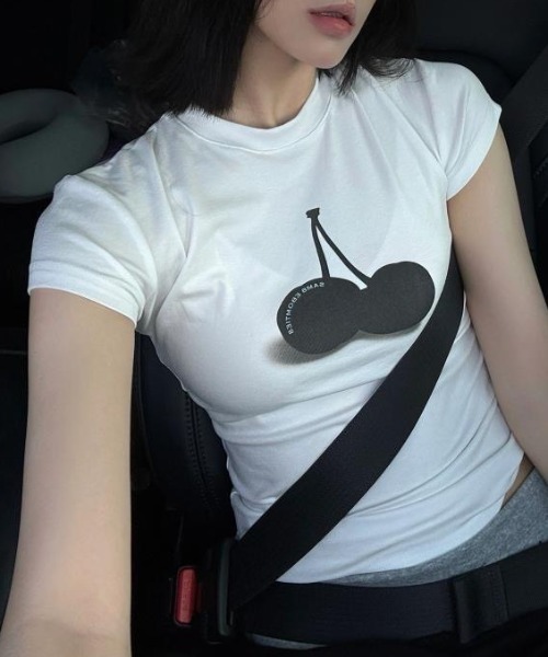 lilful(リルフル)の「【26年春夏新作】チェリーグラフィックコンパクト半袖Tシャツ(Tシャツ/カットソー・レディース・グレー/ホワイト・M/S)」の5枚目の写真