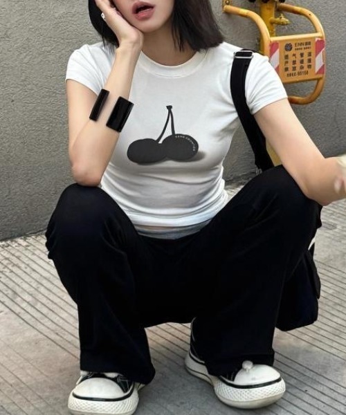 lilful(リルフル)の「【26年春夏新作】チェリーグラフィックコンパクト半袖Tシャツ(Tシャツ/カットソー・レディース・グレー/ホワイト・M/S)」の7枚目の写真