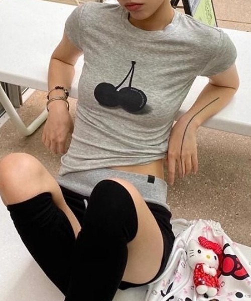 lilful(リルフル)の「【26年春夏新作】チェリーグラフィックコンパクト半袖Tシャツ(Tシャツ/カットソー・レディース・グレー/ホワイト・M/S)」の10枚目の写真