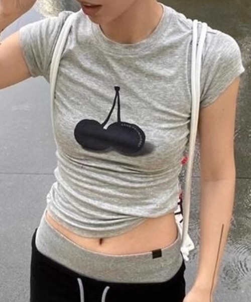 lilful(リルフル)の「【26年春夏新作】チェリーグラフィックコンパクト半袖Tシャツ(Tシャツ/カットソー・レディース・グレー/ホワイト・M/S)」の11枚目の写真