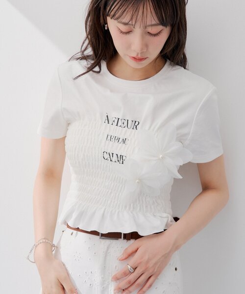 Chico(チコ)の「【SALON by Chico】3DフラワーシャーリングTシャツ(Tシャツ/カットソー・レディース・ブルー/ブラック/ホワイト・FREE)」の2枚目の写真