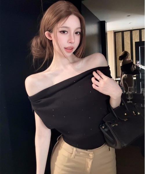 NoBelle(ノベル)の「ストーンオフショル ワンホン系/財閥系/韓国(Tシャツ/カットソー・レディース・ブラウン/ブラック/ホワイト・M/S/L)」の2枚目の写真