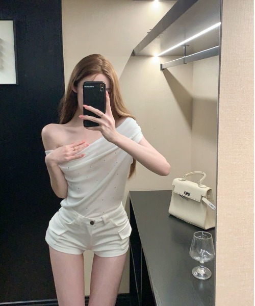 NoBelle(ノベル)の「ストーンオフショル ワンホン系/財閥系/韓国(Tシャツ/カットソー・レディース・ブラウン/ブラック/ホワイト・M/S/L)」の17枚目の写真