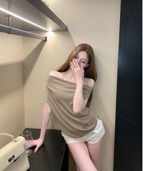 NoBelle(ノベル)の「ストーンオフショル ワンホン系/財閥系/韓国(Tシャツ/カットソー・レディース・ブラウン/ブラック/ホワイト・M/S/L)」の20枚目の写真
