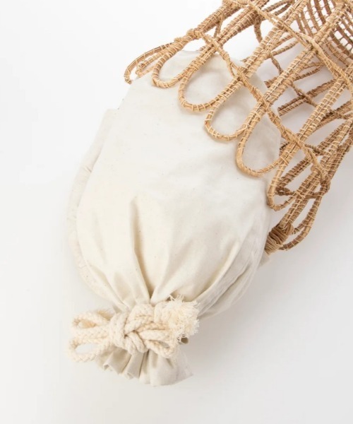 EARTH MADE(アースメイド)の「PALM 巾着 TOTE(かごバッグ・レディース・ブラック/アイボリー・FREE)」の5枚目の写真