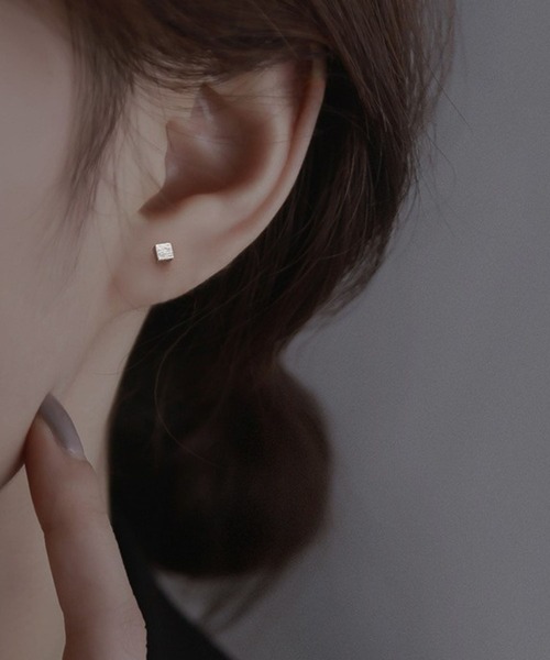 yu-ka（ユーカ）の「YU-KA:スクエアミニスタッドピアス Square Mini Stud Earrings（ピアス（両耳用）・レディース・ブラック/ゴールド/シルバー・FREE）」の2枚目の写真