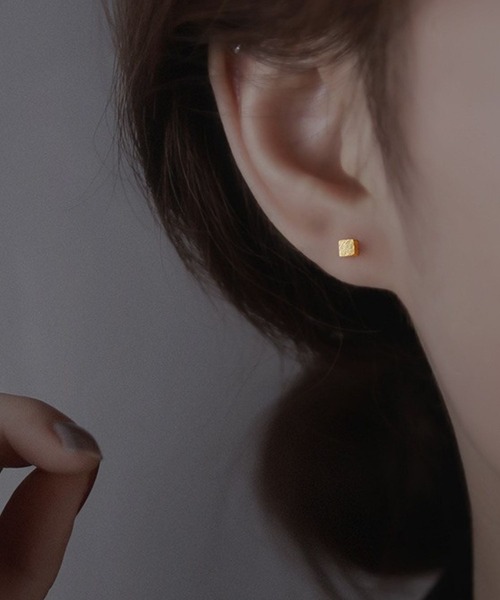 yu-ka（ユーカ）の「YU-KA:スクエアミニスタッドピアス Square Mini Stud Earrings（ピアス（両耳用）・レディース・ブラック/ゴールド/シルバー・FREE）」の3枚目の写真