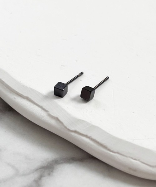 yu-ka（ユーカ）の「YU-KA:スクエアミニスタッドピアス Square Mini Stud Earrings（ピアス（両耳用）・レディース・ブラック/ゴールド/シルバー・FREE）」の4枚目の写真