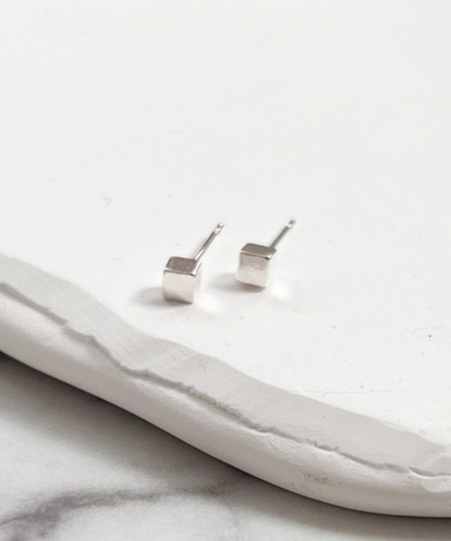 yu-ka（ユーカ）の「YU-KA:スクエアミニスタッドピアス Square Mini Stud Earrings（ピアス（両耳用）・レディース・ブラック/ゴールド/シルバー・FREE）」の5枚目の写真