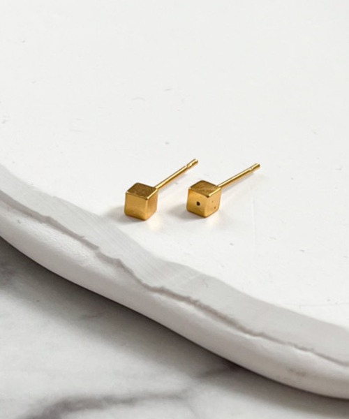 yu-ka（ユーカ）の「YU-KA:スクエアミニスタッドピアス Square Mini Stud Earrings（ピアス（両耳用）・レディース・ブラック/ゴールド/シルバー・FREE）」の6枚目の写真