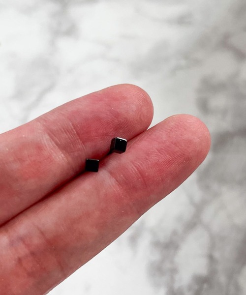 yu-ka（ユーカ）の「YU-KA:スクエアミニスタッドピアス Square Mini Stud Earrings（ピアス（両耳用）・レディース・ブラック/ゴールド/シルバー・FREE）」の7枚目の写真