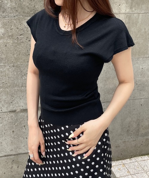 ROGER AND RAW(ロジャーアンドロウ)の「Uネック ショート丈半袖ニットトップス(ニット/セーター・レディース・ホワイト/ブラック/ベージュ・FREE)」の9枚目の写真