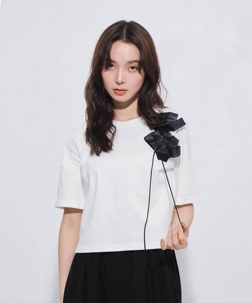 UNITED TOKYO(ユナイテッドトウキョウ)の「【一枚で着映え】3DブルームTシャツ|夏服/ウォッシャブル/オケージョン/フラワーモチーフ/細見え/カットソー(Tシャツ/カットソー・レディース・ブラック/アイボリー・FREE)」の5枚目の写真