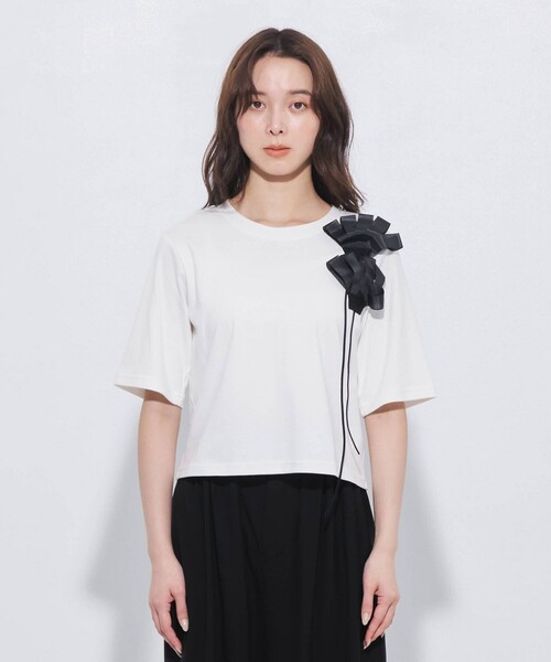 UNITED TOKYO(ユナイテッドトウキョウ)の「【一枚で着映え】3DブルームTシャツ|夏服/ウォッシャブル/オケージョン/フラワーモチーフ/細見え/カットソー(Tシャツ/カットソー・レディース・ブラック/アイボリー・FREE)」の6枚目の写真
