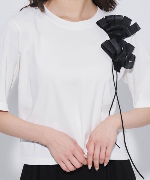 UNITED TOKYO(ユナイテッドトウキョウ)の「【一枚で着映え】3DブルームTシャツ|夏服/ウォッシャブル/オケージョン/フラワーモチーフ/細見え/カットソー(Tシャツ/カットソー・レディース・ブラック/アイボリー・FREE)」の9枚目の写真