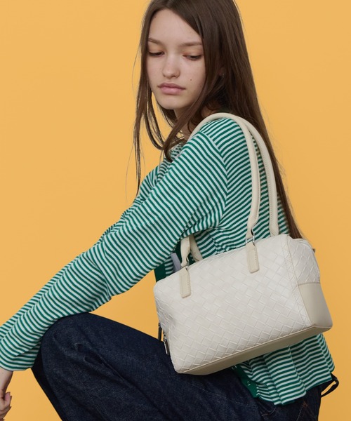 Chick(チック)の「Diamond-Design 2-Way Shoulder Bag with Star-Shaped Charm / 星型チャーム付き ダイヤデザイン2WAY ショルダーバッグ ガーリー 韓国 レディース 秋 秋服 2026年秋冬(ショルダーバッグ・レディース・ホワイト/ブラック/イエロー・FREE)」の2枚目の写真