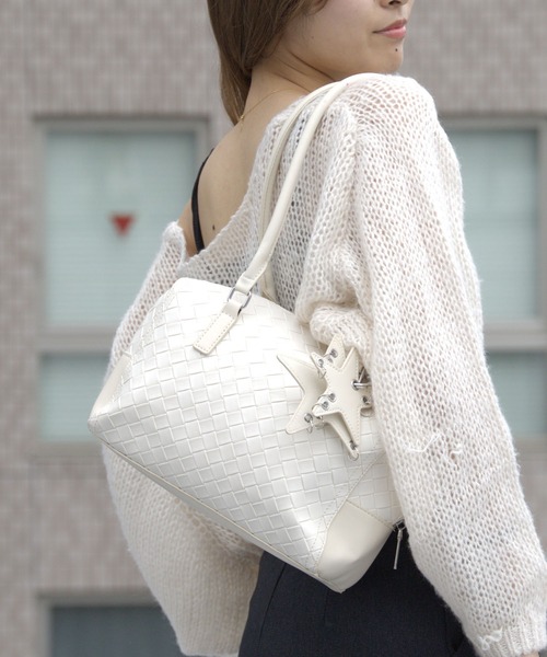 Chick(チック)の「Diamond-Design 2-Way Shoulder Bag with Star-Shaped Charm / 星型チャーム付き ダイヤデザイン2WAY ショルダーバッグ ガーリー 韓国 レディース 秋 秋服 2026年秋冬(ショルダーバッグ・レディース・ホワイト/ブラック/イエロー・FREE)」の17枚目の写真